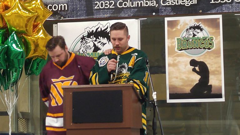 Castlegar pays tribute to the Humboldt Broncos