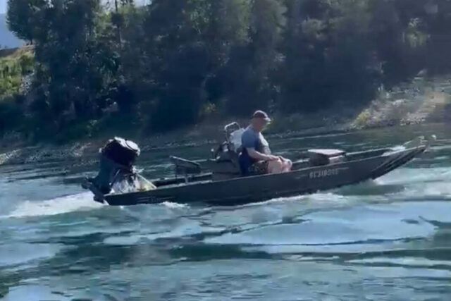 Pair rescued from Columbia River after boat hits rocks